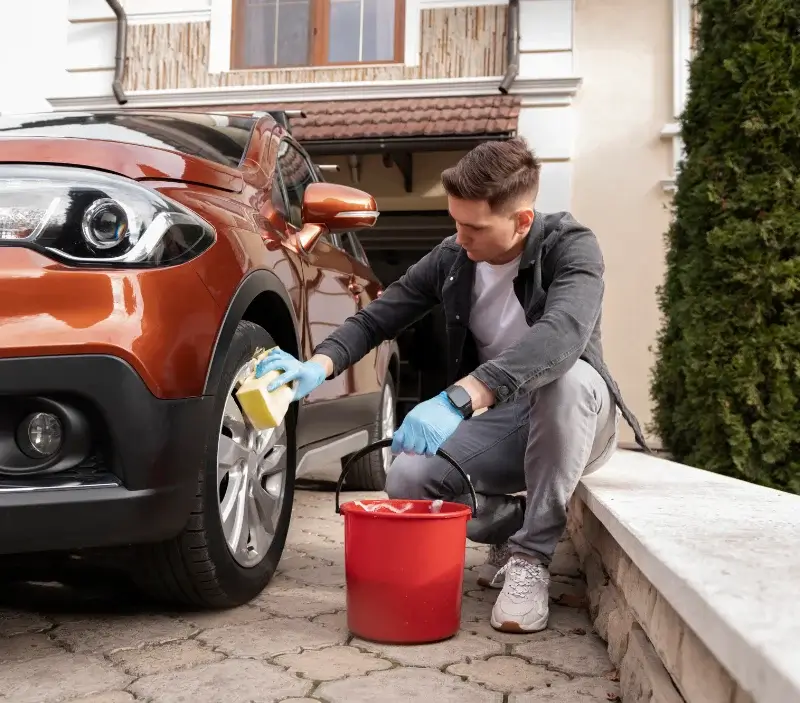 Lavage auto à domicile Combres : professionnel intervenant sur un véhicule